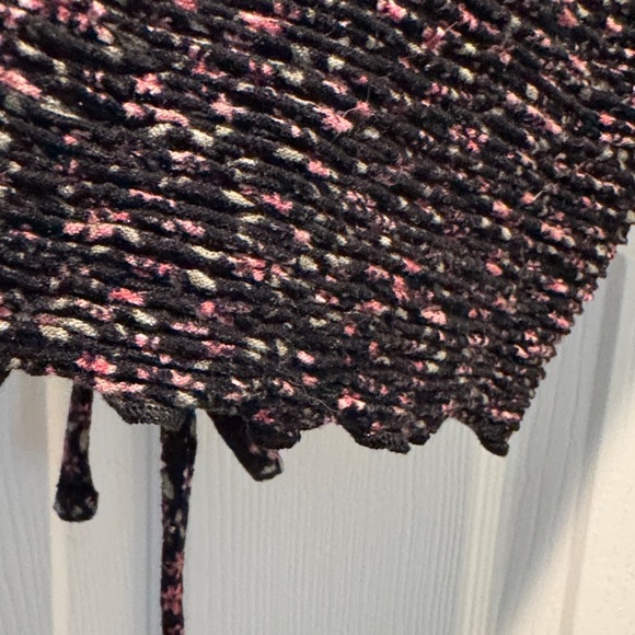 Hollister Black and Pink Floral Ruched Textured Crop Top - Picture 5 of 7